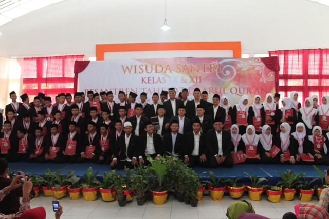 KH . Yusuf Mansur Mewisuda SMP-SMA Daarul Qurâ€™an