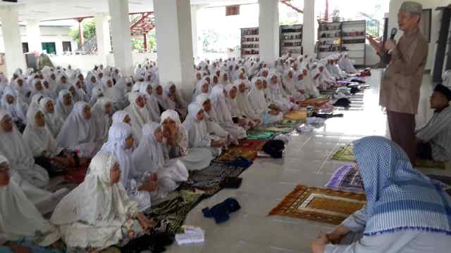 TAUSYIAH KH.AHMAD KOSASIH : AKHLAK MENUNTUT ILMU