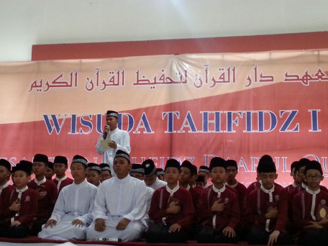 LANTUNAN SHALAWAT AWALI PROSESI WISUDA TAHFIDZ SANTRI DAARUL QUR’AN KETAPANG