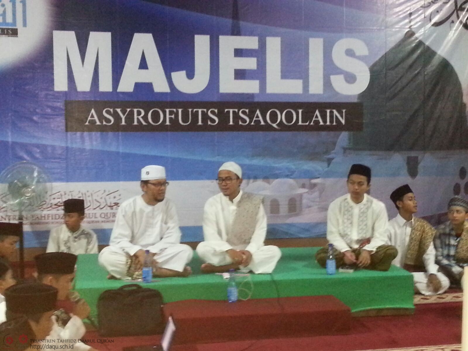 Santri-santri Daarul Qur’an Bersholawat dan Berdoa untuk para korban Mina