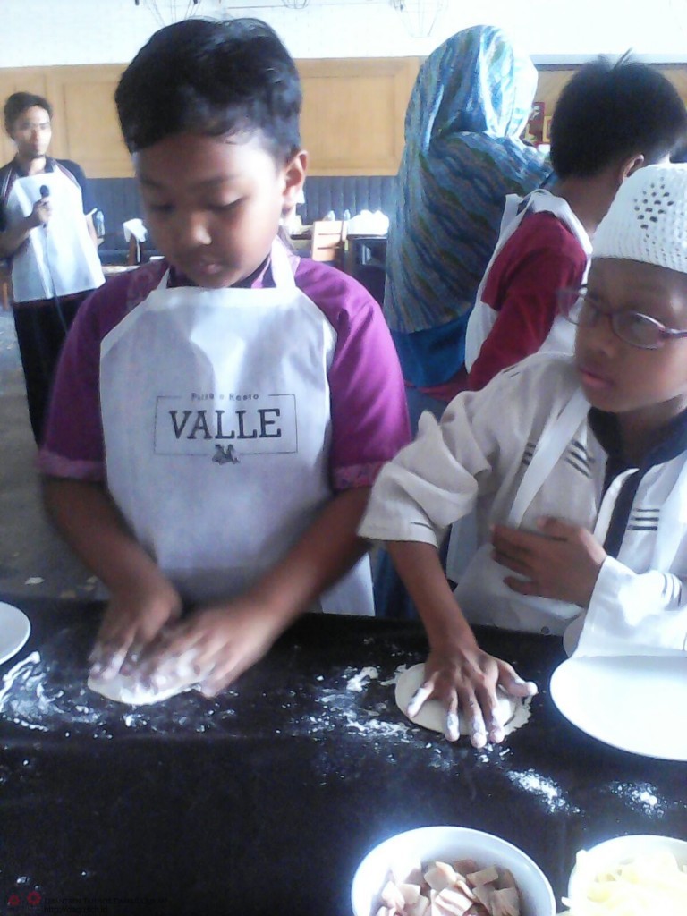 Siswa-siswi daQu SD semarang “cooking class membuat pizza”