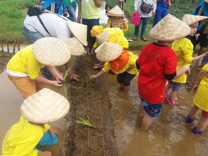 Daqu Kalcit Ajak Siswa-Siswinya Bermain di Alam Terbuka