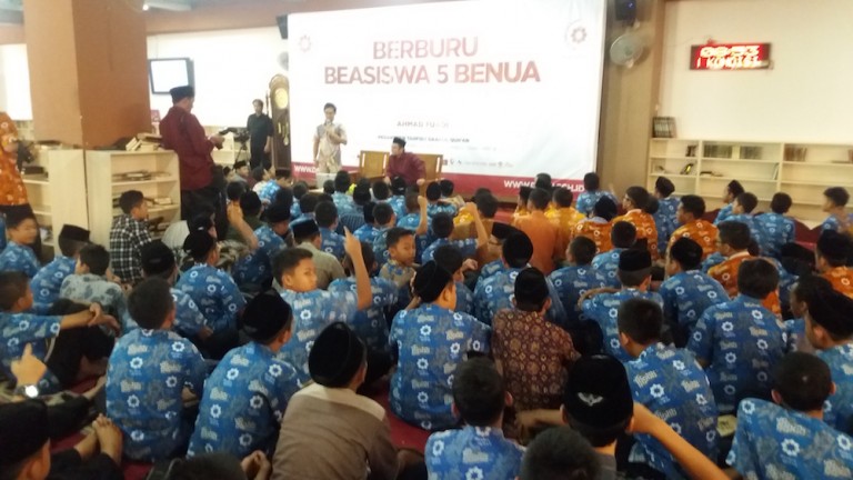 Dari Pesantren Bisa Keliling Dunia