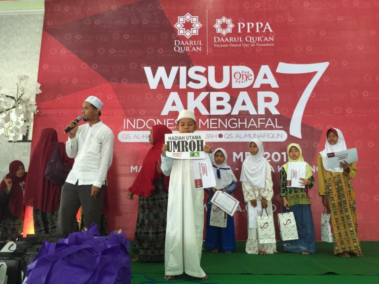 Paket Umroh Gratis Bagi Peserta Wisuda Akbar 7 di Palangkaraya