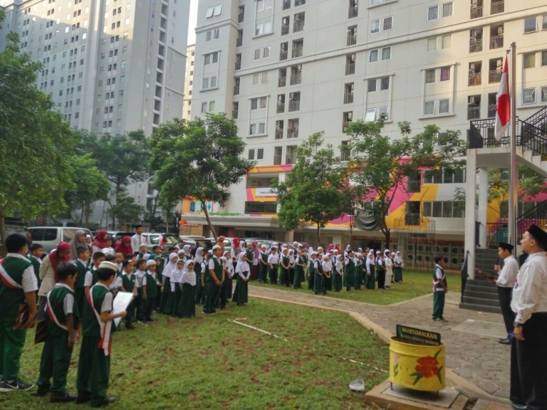 Upacara Bendera Pertama di Gedung Baru