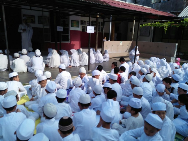 “Siapa yang mau naik haji” tanya guru Daqu School dengan penegras suara.