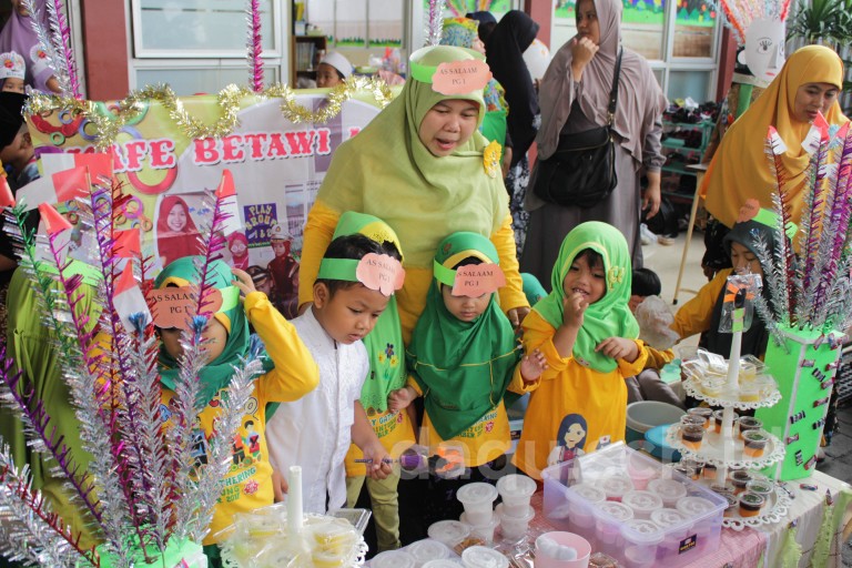 Adu Pantun Sembari Jualan | KB TK Daquschool