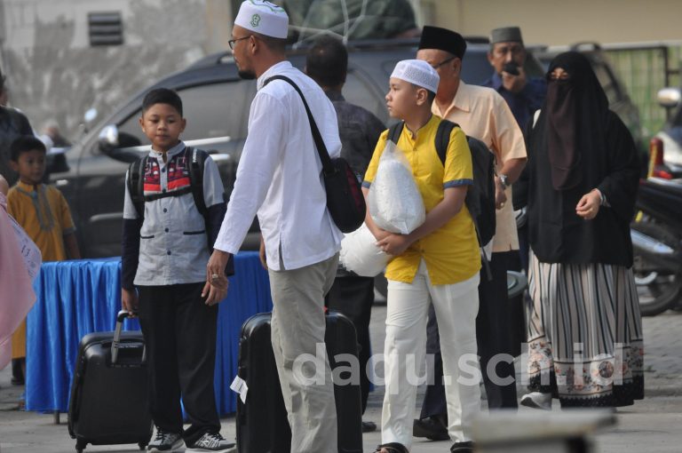 Dari Bantal Guling Hingga Foto Keluarga, Menemani Beratnya Hari-hari Pertama di Pesantren 