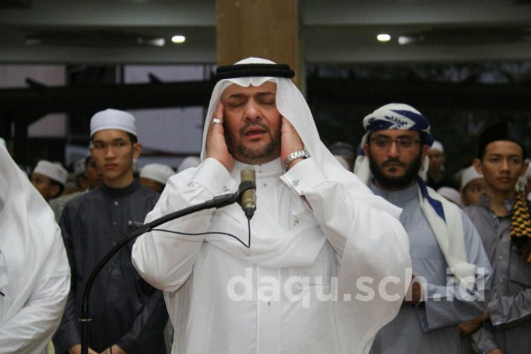 Sensasi Shalat Dibelakang Imam Masjid Nabawi Madinah