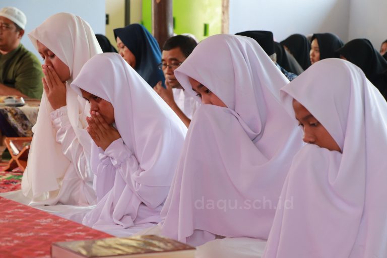 Prosesi Setoran Akhir Santri Putri Tahfizh Camp