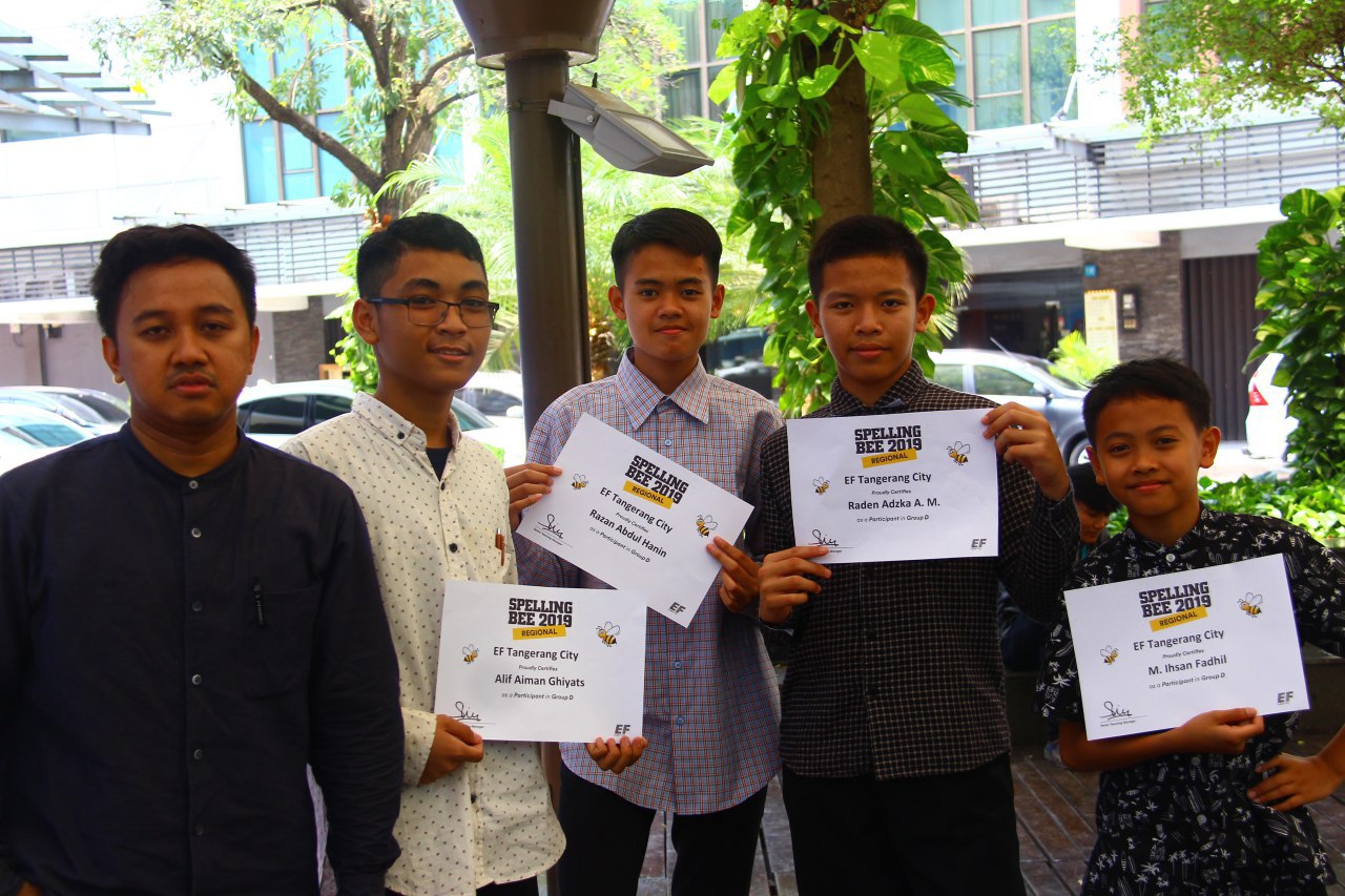 Twelve Santri Participated Spelling Bee Competition at EF Tangerang