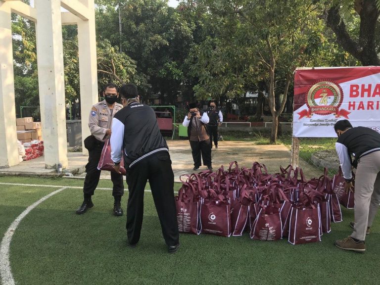 Bersama Daarul Qur’an, Polsek Cipondoh Bagikan 200 Paket Sembako