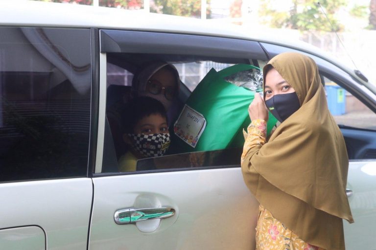 Pembagian Rapor Drive Thru, Solusi di Tengah Pandemi Covid-19