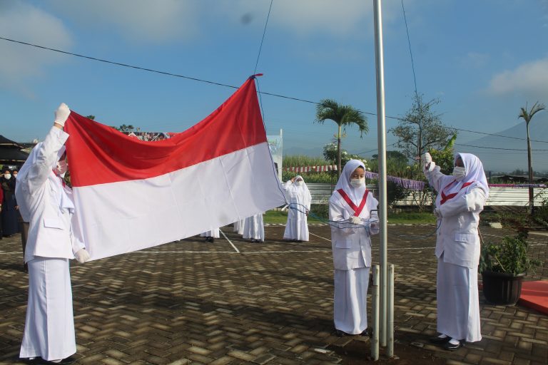 Khidmatnya Upacara HUT ke-75 RI Santriwati Daqu Malang di Tengah Pandemi