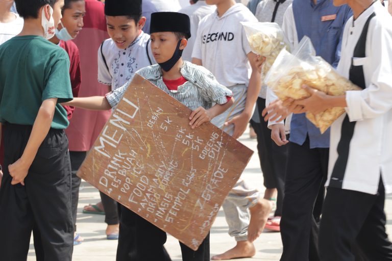 Meriahnya Pembukaan Bazar Muharram Santri Daqu