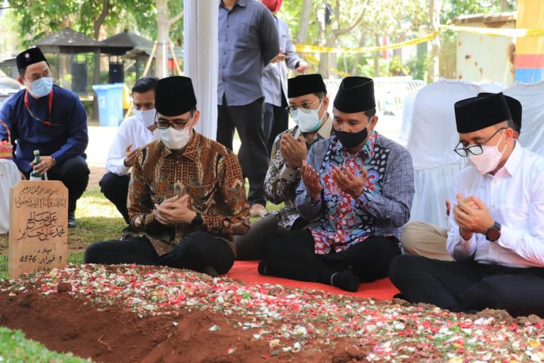 Bersama Keluarga, Bupati Banyuwangi Ziarah ke Makam Syekh Ali Jaber