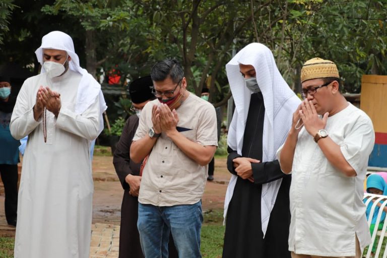 Arie Untung Ziarah ke Makam Syekh Ali Jaber