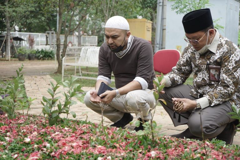 Ziarah ke Makam Syekh Ali Jaber, David Chalik Sekaligus Kenang Perjalanan Pesantren Daqu