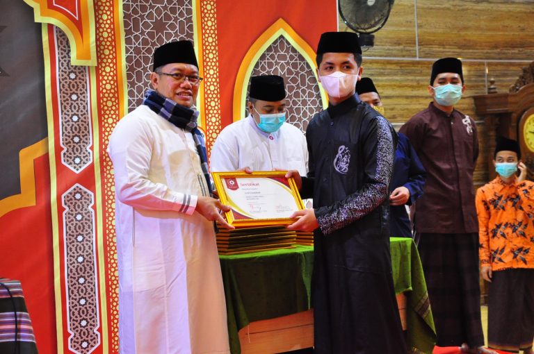 Malam Penghargaan Bagi Para Santri Penghafal Al-Qur’an yang Berprestasi