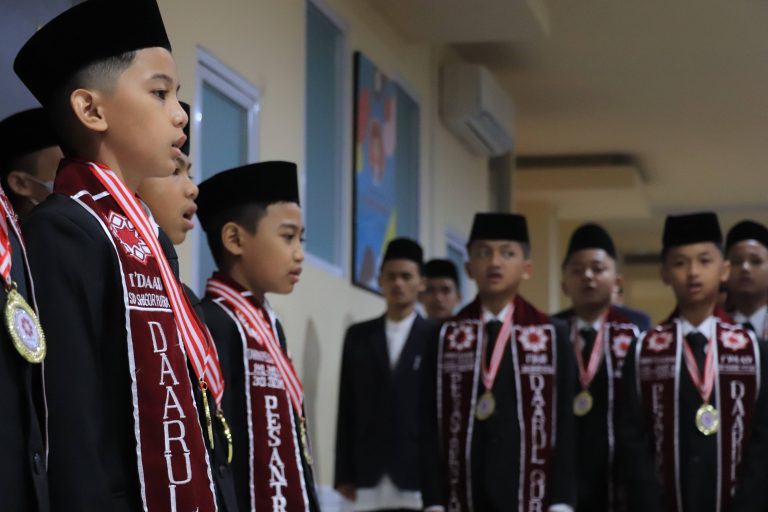 Haru dalam Acara Pelepasan Wisudawan Santri I’daad Shigor Putra Angkatan Ke 10