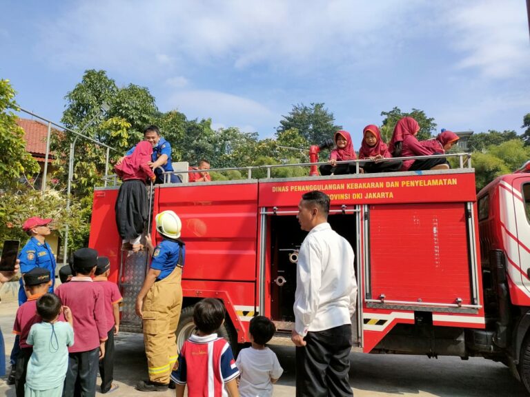 Serunya Belajar Bersama Petugas Damkar