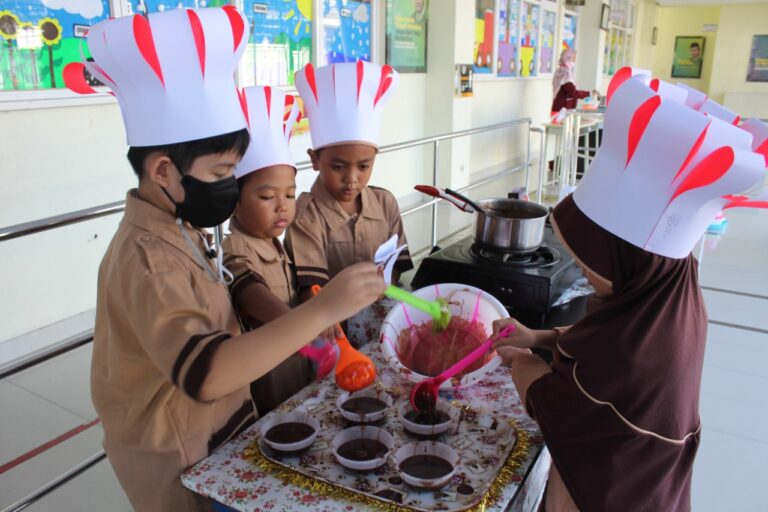 Keseruan Membuat Aneka Jenis Puding SD Fullday Daquschool Tangerang