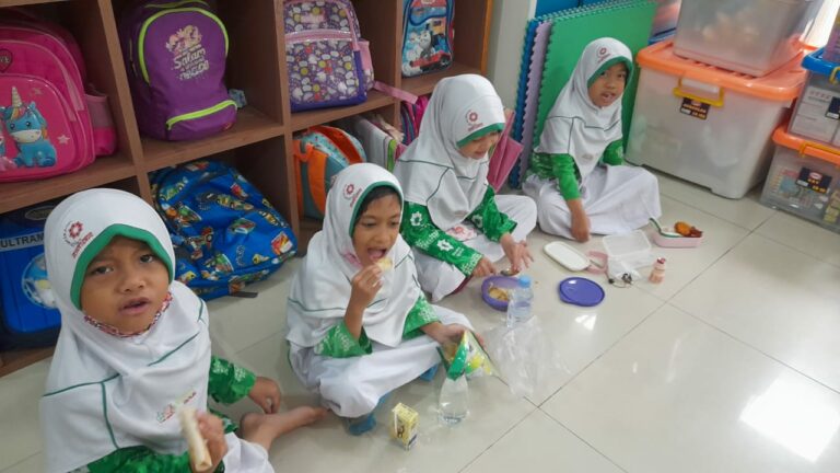 Pembiasaan Konsumsi Makanan Sehat Melalui Snack Time