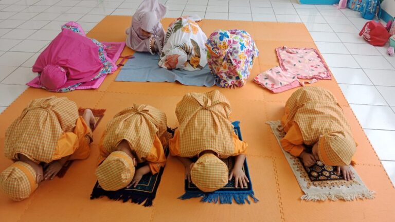 Cara Guru KB-TK Fullday Daqu Bassura City Mengatasi Siswa Tantrum Di Sekolah