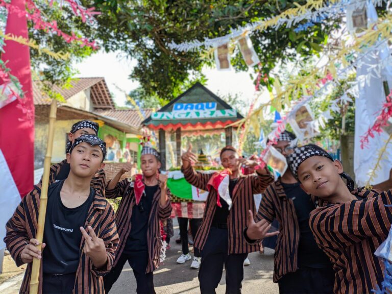 Ramaikan Merti Dusun, Santri Pesantren Daqu Semarang Suguhkan Kesenian Hadroh, Silat dan Senam