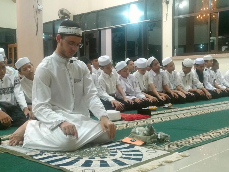 Malam Ramadan Spesial Di Daqu Al-Jannah Cariu: Tarawih Diimami Imam Masjid Al-Aqsa