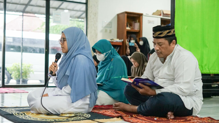 Bangganya Orangtua Hasna dalam Seremoni Khataman Qur’an 30 Juz Santriwati Daqu Bandung Ini