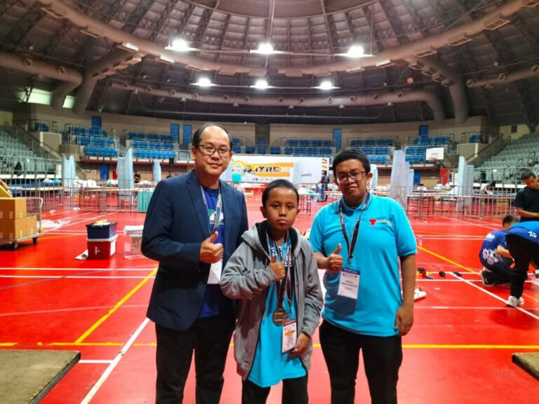 Singkirkan Ratusan Peserta, Darrel Haidar Sukses Renggut Bronze Medal di Ajang Robotik ASEAN